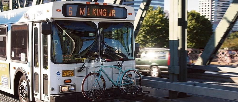 In den USA sind Fahrradträger an Busfronten seit Jahren Standard.