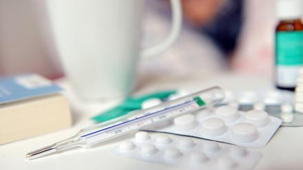 Wer an Grippe erkrankt, sollte im Bett bleiben und viel trinken.