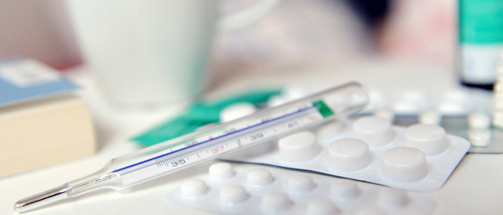 Wer an Grippe erkrankt, sollte im Bett bleiben und viel trinken.