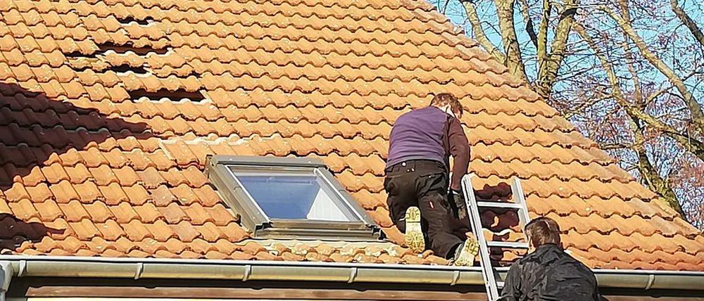 Aufräumarbeiten in Stahnsdorf, nach der Sprengung der Fliegerbombe.