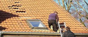 Aufräumarbeiten in Stahnsdorf, nach der Sprengung der Fliegerbombe.