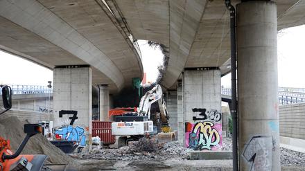 Das erste Loch ist schon in der Nuthestraßen-Brücke.