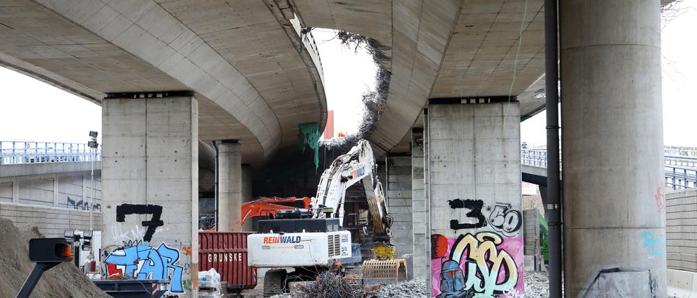 Das erste Loch ist schon in der Nuthestraßen-Brücke.