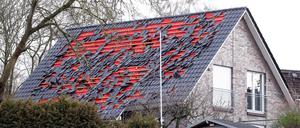 Ein durch Sprengung der Fliegerbombe aus dem Zweiten Weltkrieg beschädigtes Hausdach in Stahnsdorf.