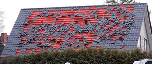 Das Dach eines Hauses in der Nähe des Bombenfundortes in Stahnsdorf.