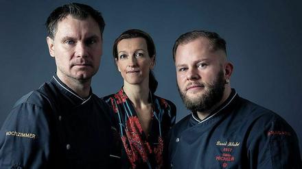 Jörg und Claudia Frankenhäuser mit Küchenchef David Schubert (v.l.n.r.) vom Restaurant "Kochzimmer" in der Ratswaage Potsdam am Neuen Markt.