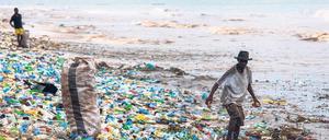 Wie man die Umweltkatastrophe durch die Plastikverschmutzung der Weltmeere in den Griff bekommen kann, überlegen mittlerweile auch künstlerische Forscher der Filmuniversität Babelsberg.