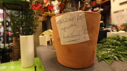 Die meisten Händler ärgern sich über die allgemeine Bonpflicht. Manche Geschäftsinhaber, wie in diesem Blumengeschäft in der Wilhelmgalerie, finden kreative Lösungen für die Kunden. Wer seinen Bon nicht will, wirft ihn einfach in den Blumentopf.
