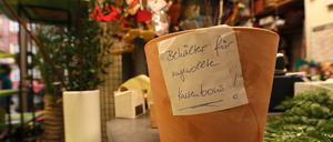 Die meisten Händler ärgern sich über die allgemeine Bonpflicht. Manche Geschäftsinhaber, wie in diesem Blumengeschäft in der Wilhelmgalerie, finden kreative Lösungen für die Kunden. Wer seinen Bon nicht will, wirft ihn einfach in den Blumentopf.