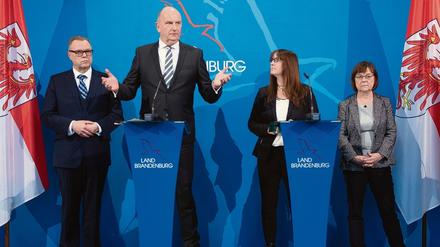 In die Vollen. Vizeministerpräsident Michael Stübgen (CDU, v.l.), Regierungschef Dietmar Woidke (SPD), Finanzministerin Katrin Lange (SPD) und Vize-Ministerpräsidentin Ursula Nonnemacher (Grüne) stellten nach der Kabinettssitzung am Dienstag den Haushaltsplan vor. Foto: Soeren Stache/dpa