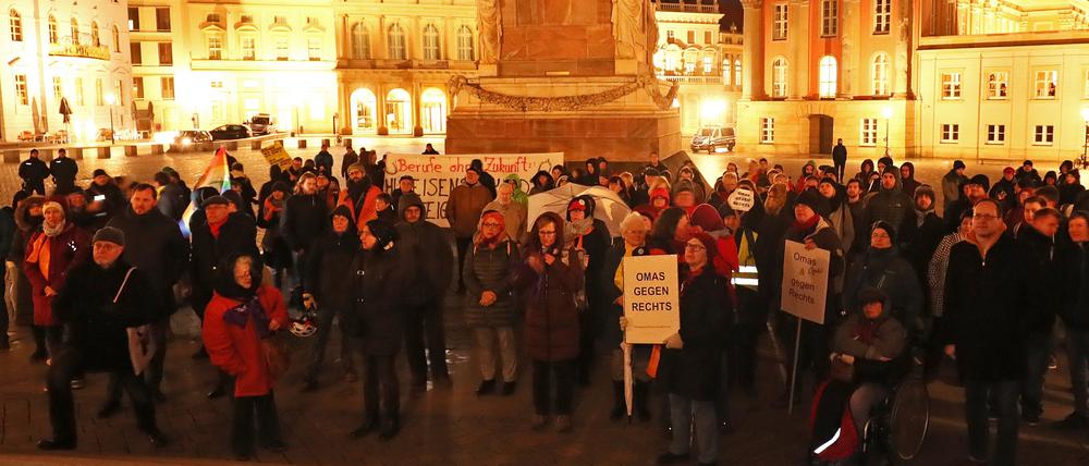 Das Bündniss "Potsdam! bekennt Farbe" demonstriert am 11. Februar 2020 auf dem Alten Markt, gegenüber vom Landtag, "für unsere Demokratie".