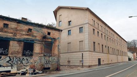 Schmuck. Die einst marode Fassade des Archivs (rechts im Bild) nach der Sanierung.