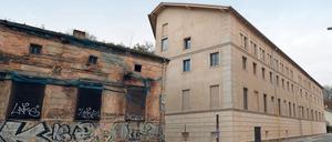 Schmuck. Die einst marode Fassade des Archivs (rechts im Bild) nach der Sanierung.