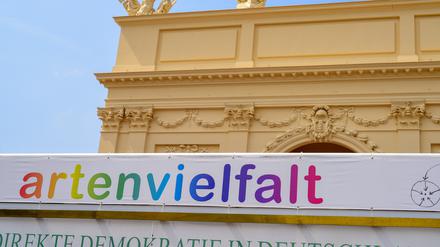 Omnibus Artenvielfalt vor dem Potsdamer Brandenburger Tor.