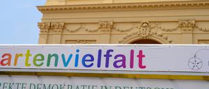 Omnibus Artenvielfalt vor dem Potsdamer Brandenburger Tor.