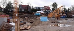 Die Fliegerbombe war in der Nacht zu Samstag gesprengt worden. Warum der Boden über ihr bewegt wurde, ist unklar.