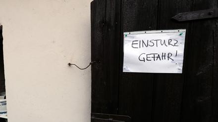 Gutachter müssen klären, ob bzw. ab wann die stark beschädigten Einfamilienhäuser in der Ruhlsdorfer Straße wieder bewohnbar sind,
