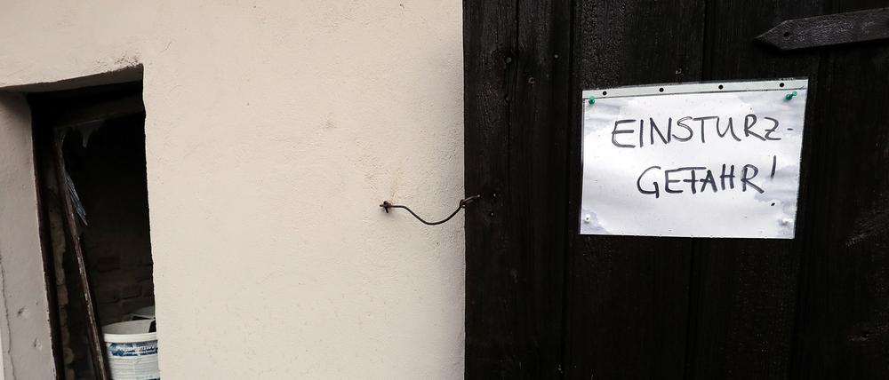 Gutachter müssen klären, ob bzw. ab wann die stark beschädigten Einfamilienhäuser in der Ruhlsdorfer Straße wieder bewohnbar sind,