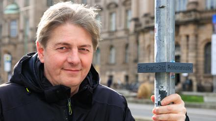 Bald so? Andreas Paetsch, Leiter der Oberlin-Metallwerkstatt auf Hermannswerder, zeigt das Muster für ein Potsdamer Straßenschild für Sehbehinderte. 