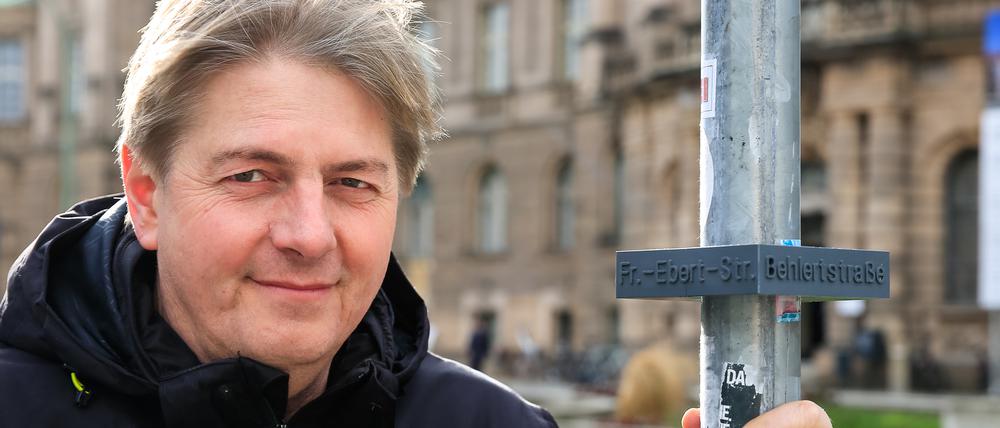 Bald so? Andreas Paetsch, Leiter der Oberlin-Metallwerkstatt auf Hermannswerder, zeigt das Muster für ein Potsdamer Straßenschild für Sehbehinderte.