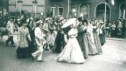 1979 wurde zum 100. Jubiläum des Baumblütenfestes opulent mit einem Umzug gefeiert. Vorher gab es den wohl nicht. 