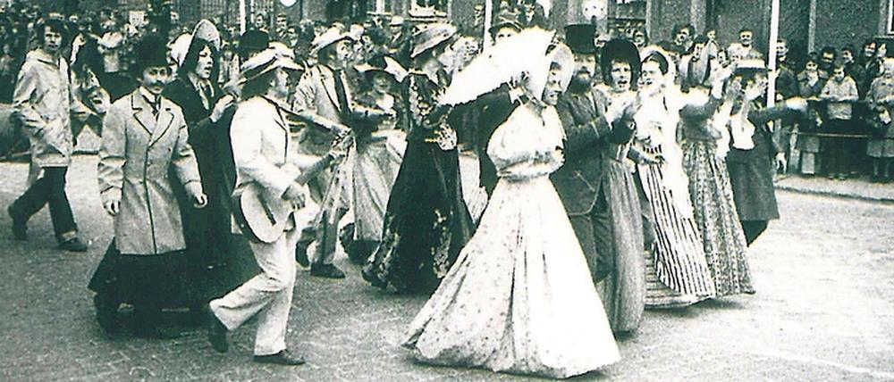 1979 wurde zum 100. Jubiläum des Baumblütenfestes opulent mit einem Umzug gefeiert. Vorher gab es den wohl nicht.