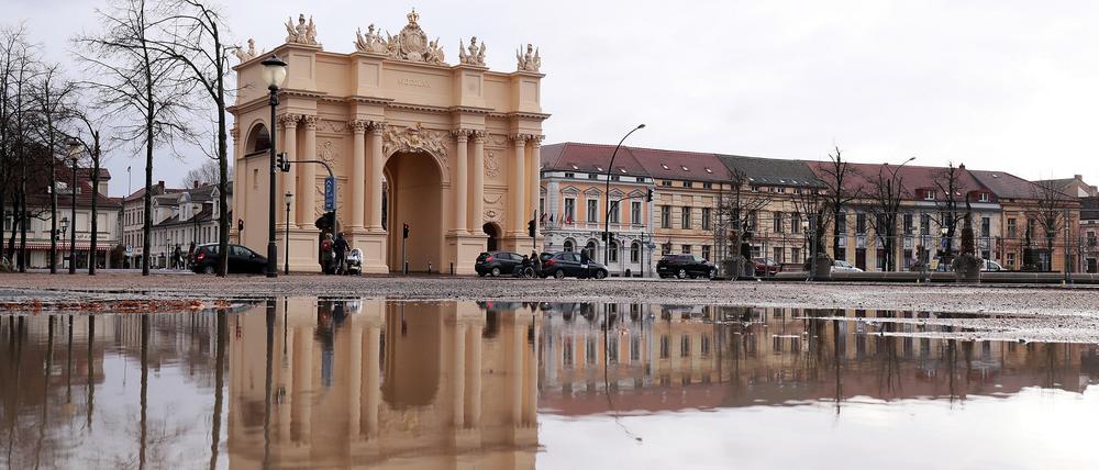 Eine riesige Pfütze bildete sich nach der Sturmnacht am Montag auf dem Luisenplatz.