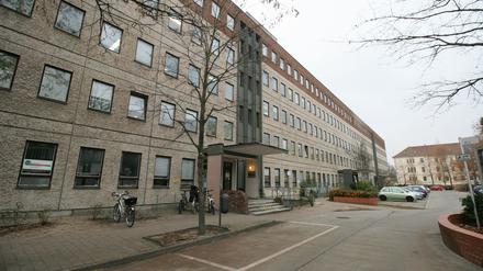 Das Haus 2 auf dem Verwaltungscampus hinter der Hegelallee.