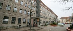 Das Haus 2 auf dem Verwaltungscampus hinter der Hegelallee.