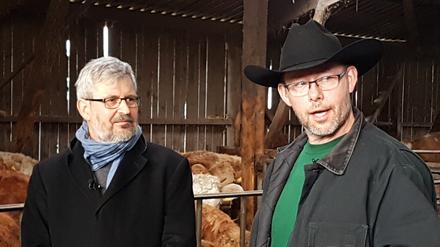 Hofgang. Agrarminister Axel Vogel (Grüne, l.) besuchte am Freitag Landwirt Marco Hintze, der in Krielow rund 150 Rinder hält.