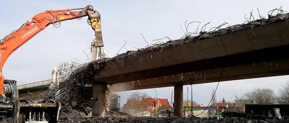 Abrissbagger am Samstag an der Nuthestraße im Einsatz.