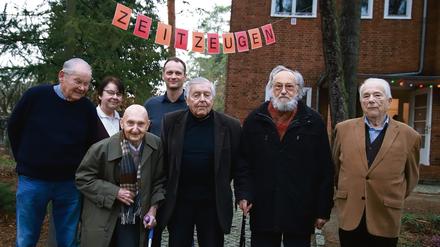 Volles Programm. Die Zeitzeugen Klaus Nitzsche, Renate Blumrich, Josef Schöwel, Regisseur und Produzent Hans Schimkönig, Harry Hartig, Harald Kretzschmar, Günter Feyerabend (v.l.) bei der Eröffnung des Langen Filmwochenendes.