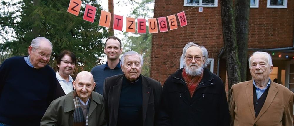 Volles Programm. Die Zeitzeugen Klaus Nitzsche, Renate Blumrich, Josef Schöwel, Regisseur und Produzent Hans Schimkönig, Harry Hartig, Harald Kretzschmar, Günter Feyerabend (v.l.) bei der Eröffnung des Langen Filmwochenendes.