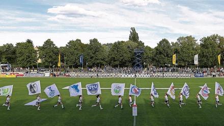 Noch halten reine Frauenfußballvereine wie Turbine Potsdam, SGS Essen und SC Sand ihre Fahnen in der Bundesliga hoch. Allerdings wird es für sie wohl künftig immer schwerer.