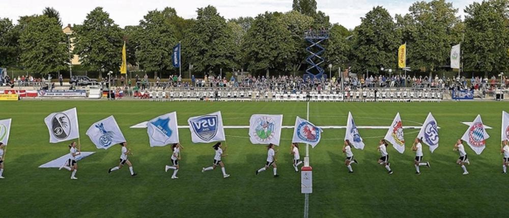 Noch halten reine Frauenfußballvereine wie Turbine Potsdam, SGS Essen und SC Sand ihre Fahnen in der Bundesliga hoch. Allerdings wird es für sie wohl künftig immer schwerer.