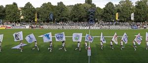 Noch halten reine Frauenfußballvereine wie Turbine Potsdam, SGS Essen und SC Sand ihre Fahnen in der Bundesliga hoch. Allerdings wird es für sie wohl künftig immer schwerer.