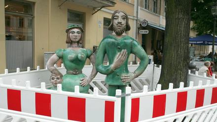 Die Wiederaufstellung der Figurengruppe "Familie Grün" wird verschoben.