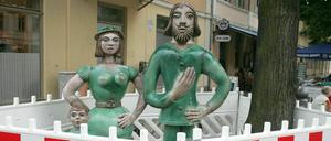 Die Wiederaufstellung der Figurengruppe "Familie Grün" wird verschoben.