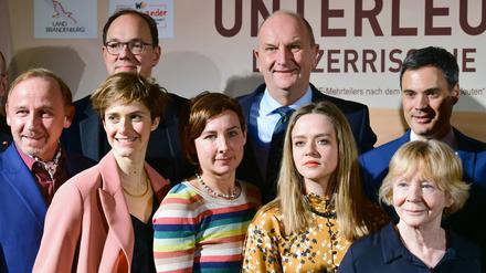 Vor der Premiere des Mehrteilers "Unterleuten": Schauspieler Alexander Held (l-r), Frank Zervos (ZDF), Schauspielerin Miriam Stein, Schriftstellerin Julie Zeh, Dietmar Woidke (SPD), Ministerpräsident von Brandenburg, Schauspielerin Sarina Radomski, Norbert Himmler, ZDF-Programmdirektor, und Schauspielerin Christine Schorn.