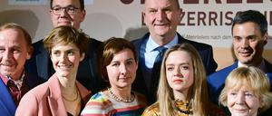 Vor der Premiere des Mehrteilers "Unterleuten": Schauspieler Alexander Held (l-r), Frank Zervos (ZDF), Schauspielerin Miriam Stein, Schriftstellerin Julie Zeh, Dietmar Woidke (SPD), Ministerpräsident von Brandenburg, Schauspielerin Sarina Radomski, Norbert Himmler, ZDF-Programmdirektor, und Schauspielerin Christine Schorn.