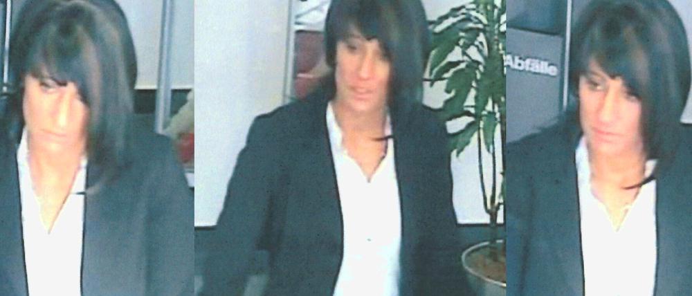 Wer kann der Polizei Hinweise zur Identität oder dem Aufenthaltsort der abgebildeten Frau geben?
