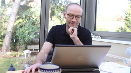Dramaturg und Autor John von Düffel an seinem heimatlichen Arbeitsplatz im Jahr 2017.