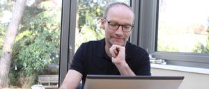 Dramaturg und Autor John von Düffel an seinem heimatlichen Arbeitsplatz im Jahr 2017.