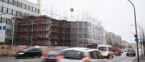 Der Turm der Garnisonkirche wächst - und auch die Intensität des Streits um den Wiederaufbau des Kirchenschiffs nimmt zu.