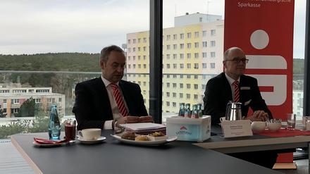 Vorstandschef Andreas Schulz (links) und Pressesprecher Robert Haiduck sind mit dem Jahresergebnis zufrieden