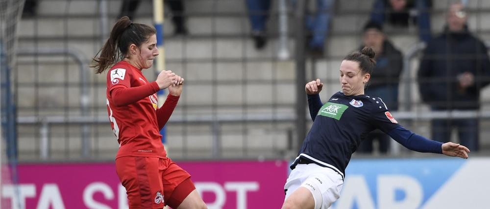 Gegen Wolfsburg muss das Turbine-Team um Sara Agrez (r.) Kampfqualitäten beweisen.