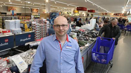 Filialleiter David Liefländer im neuen Aldi-Markt in Potsdam.