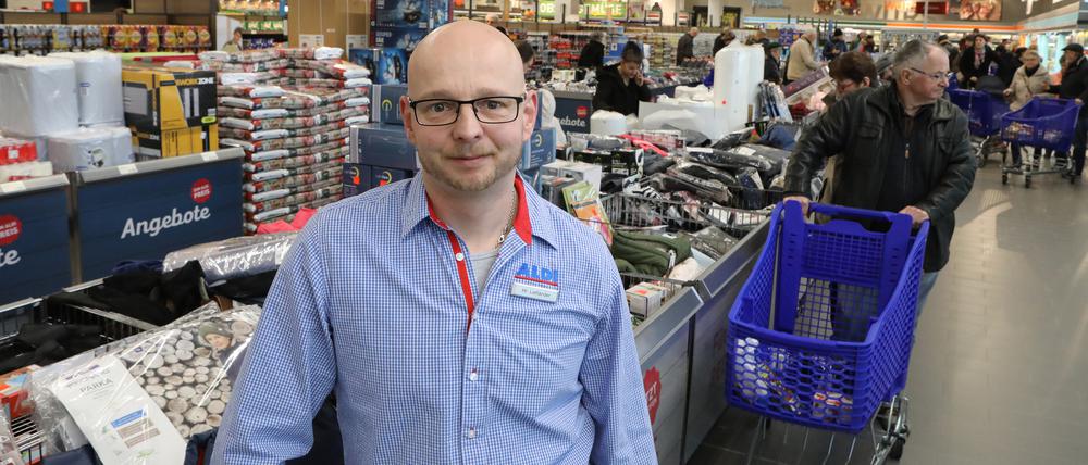 Filialleiter David Liefländer im neuen Aldi-Markt in Potsdam.