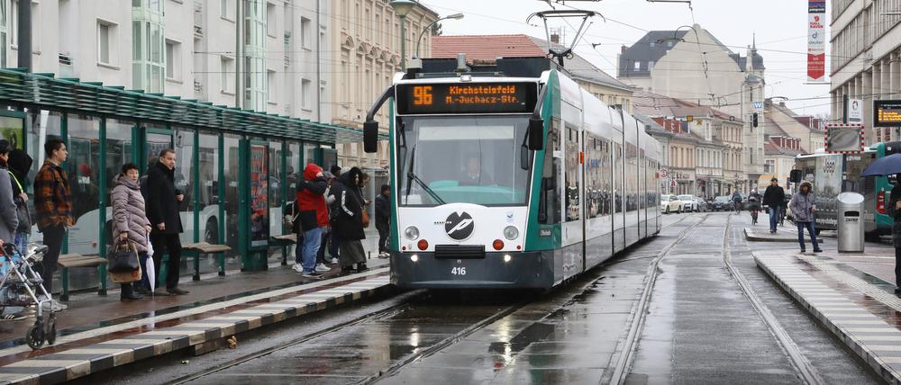 Die Straßenbahnlinie 96 soll künftig wieder an Wochenenden auch nachts durch Potsdam fahren. 