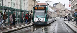 Die Straßenbahnlinie 96 soll künftig wieder an Wochenenden auch nachts durch Potsdam fahren.